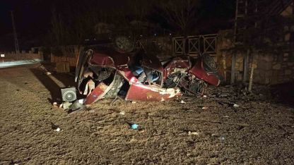 Takla atan otomobil hurdaya döndü, 2 kişi ağır yaralandı