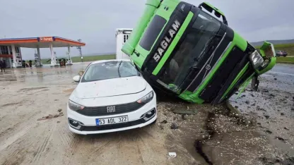 Direksiyon hakimiyetini kaybetti! Tır otomobilin üstüne devrildi