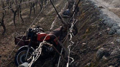 Motosiklet üzüm bağına uçtu: 1 ölü
