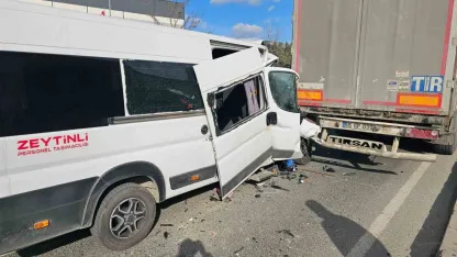 İşçi servisi tıra çarptı: 1’i ağır 4 yaralı