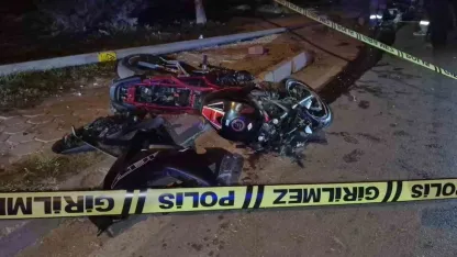 Aydınlatma direğine çarpan motosiklet sürücüsü can verdi