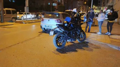 Bafra’da motosiklet otomobile çarptı