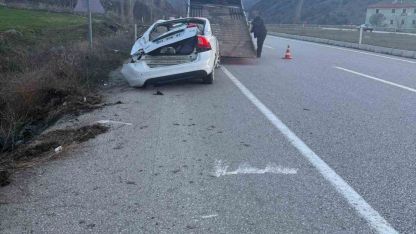 Otomobil dereye devrildi: 4 yaralı