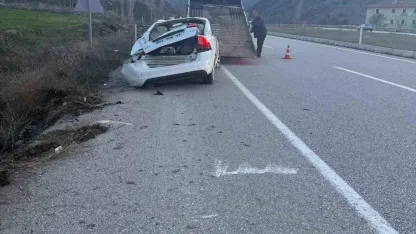 Otomobil dereye devrildi: 4 yaralı