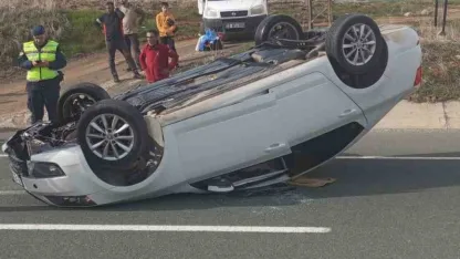 Otomobil ters döndü: 2 yaralı