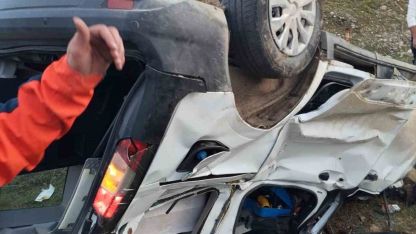 Otomobil şarampole yuvarlandı: 1 ölü, 2 yaralı