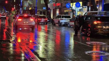 Cadde ortasında dehşet anları: Tekme ve yumruklara feci şekilde darbedildi