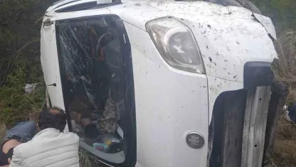 Araç şarampole devrildi: 1’i ağır 6 yaralı