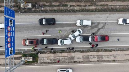 Bayram dönüşü zincirleme kaza: Anne ve iki çocuğu ölümden döndü