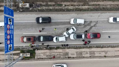 Bayram dönüşü zincirleme kaza: Anne ve iki çocuğu ölümden döndü