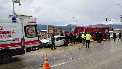 Tır ile otomobil çarpıştı: 2 yaralı