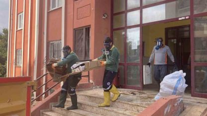 Ekipler gaz maskesiyle girdi! Evden 7 kamyonet çöp çıktı