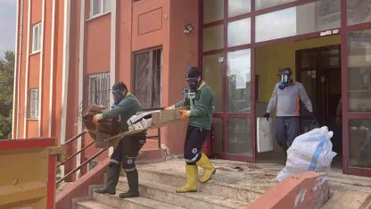 Ekipler gaz maskesiyle girdi! Evden 7 kamyonet çöp çıktı