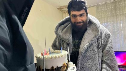 Evden çıkmayan telefon bağımlısı genç 25. yaşına bilgisayar başında girdi