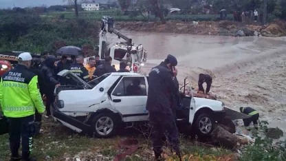 Araç çaya düşerek sele kapıldı! 1 kişi öldü