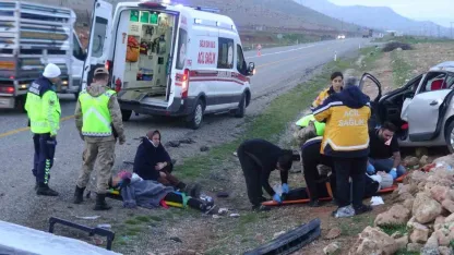 Direğe çarpıp takla atan araç hurdaya döndü: 5 yaralı