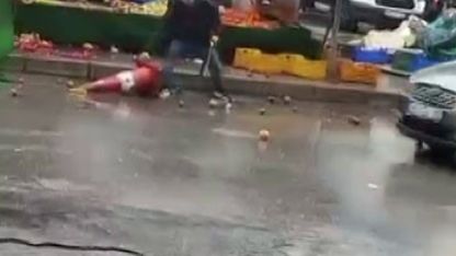 Sinir krizi geçiren manav ortalığı birbirine kattı