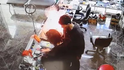 Cep telefonu bomba gibi patladı