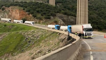 İki tır kafa kafaya çarpıştı: 1 ölü