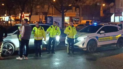 Önce yayaya ardından park halindeki araca çarpıp kaçtı