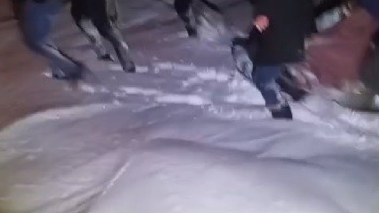 85 yaşındaki hasta leğenle taşınarak ambulansa ulaştırıldı