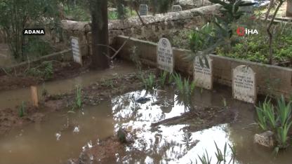 Adana’da mezarlıklar sular altında kaldı