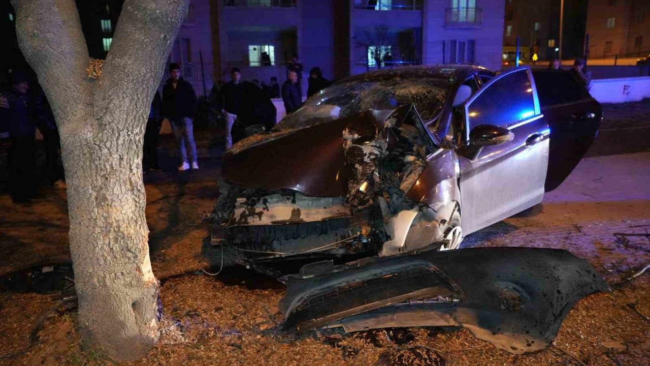 Ağaca çarpan otomobil hurdaya döndü! Yaralılar var