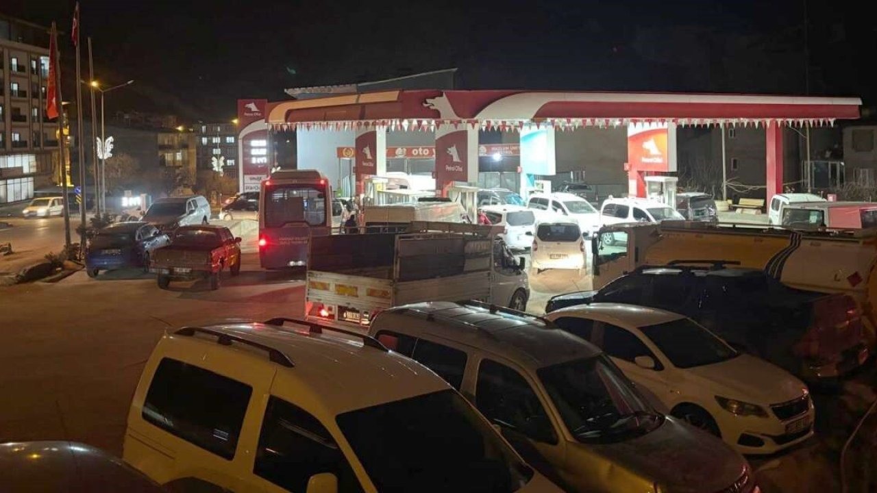 Akaryakıt kuyruğu: Zam beklentisi istasyonları doldurdu