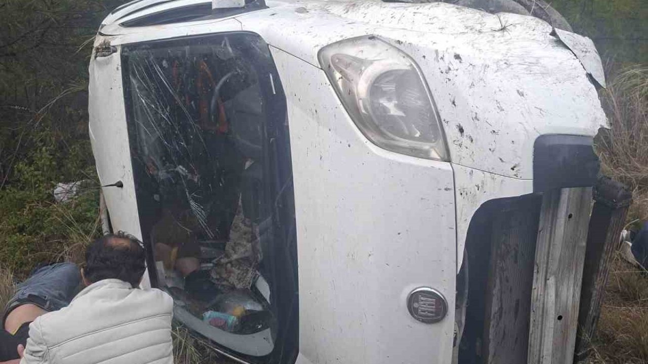 Araç şarampole devrildi: 1’i ağır 6 yaralı