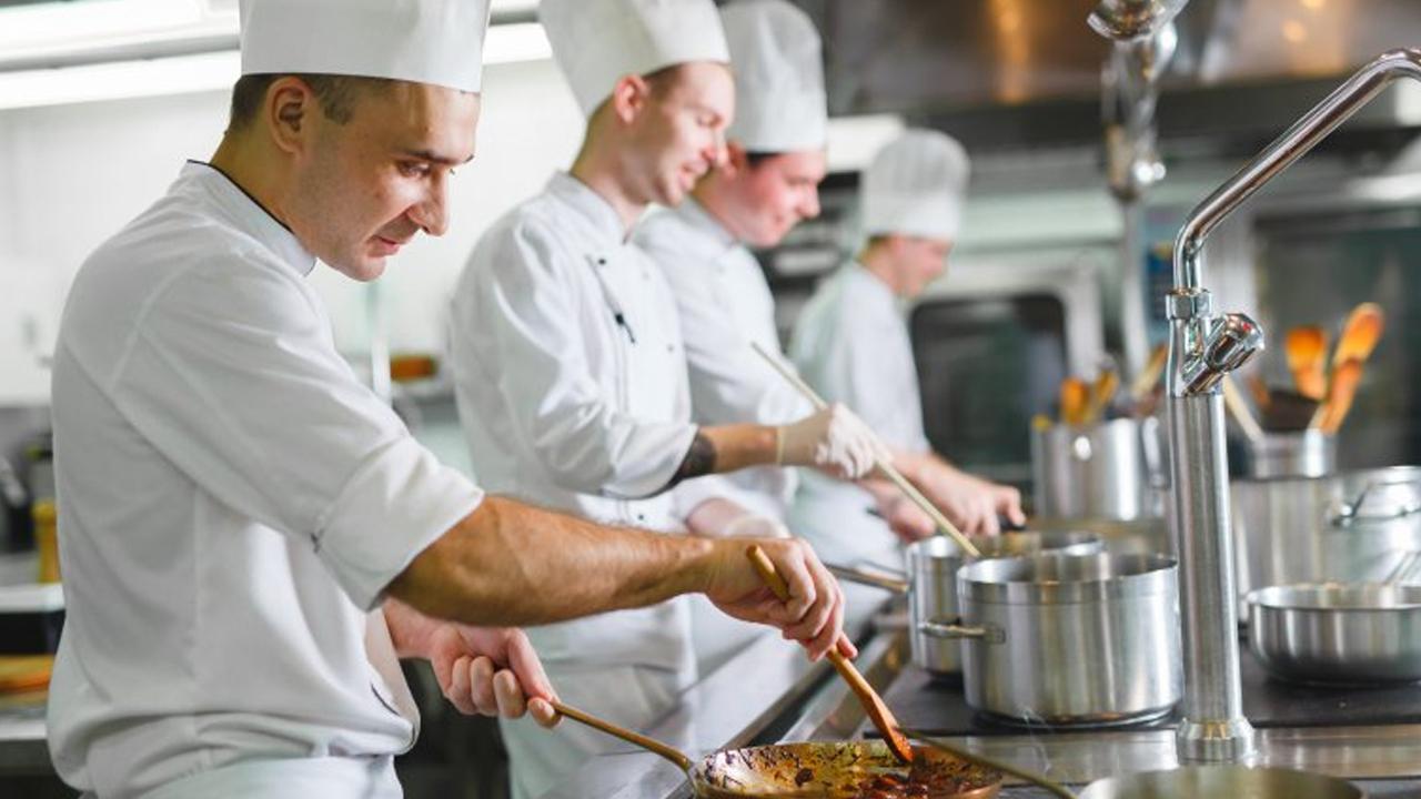 Aşçı yardımcısı nedir, ne iş yapar, ne kadar maaş alır?