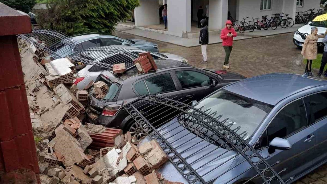 Aşırı yağış istinat duvarını yıktı: 5 araç zarar gördü