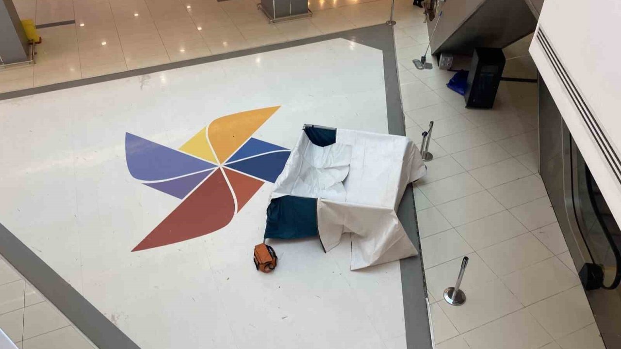 AVM’de esrarengiz ölüm! Zemine çakıldı