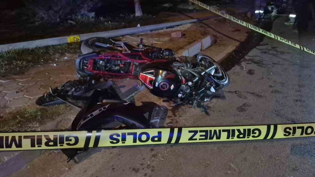 Aydınlatma direğine çarpan motosiklet sürücüsü can verdi