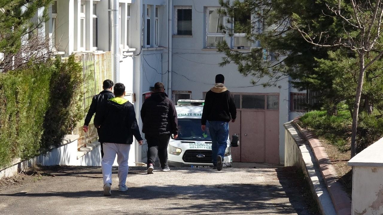 Babasını bıçakla öldürdü!