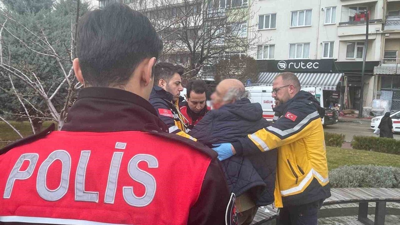 Bankta oturan erkeğe sözlü tacizde bulunduğu iddia edilen yaşlı adam darp edildi