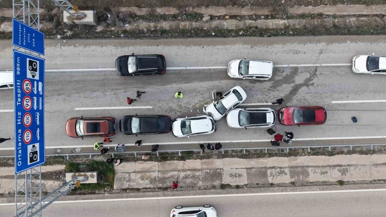 Bayram dönüşü zincirleme kaza: Anne ve iki çocuğu ölümden döndü