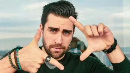 Çağlar Ertuğrul kimdir? Çağlar Ertuğrul Çirkin dizisinde mi oynuyor?