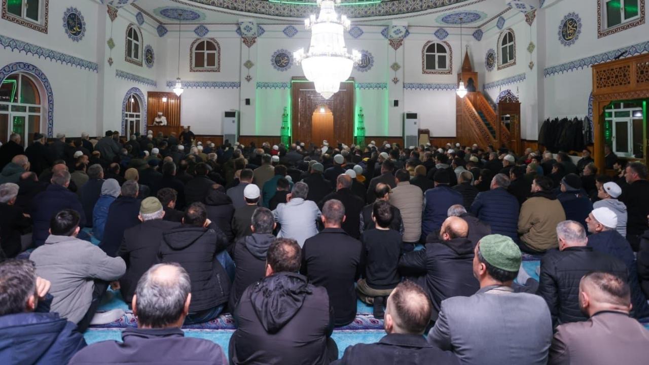 Canik'te binler Kadir Gecesi'nde ellerini semaya açtı