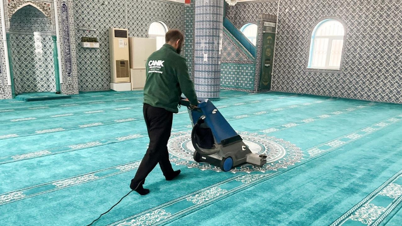 Canik'te camilerde yoğun temizlik