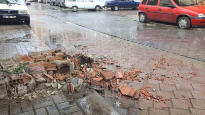 Çatılar uçtu, ağaçlar araçların üzerine devrildi, insanlar yürüyemedi