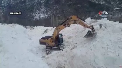 Çığ köyü yuttu, geriye kar tünelleri kaldı