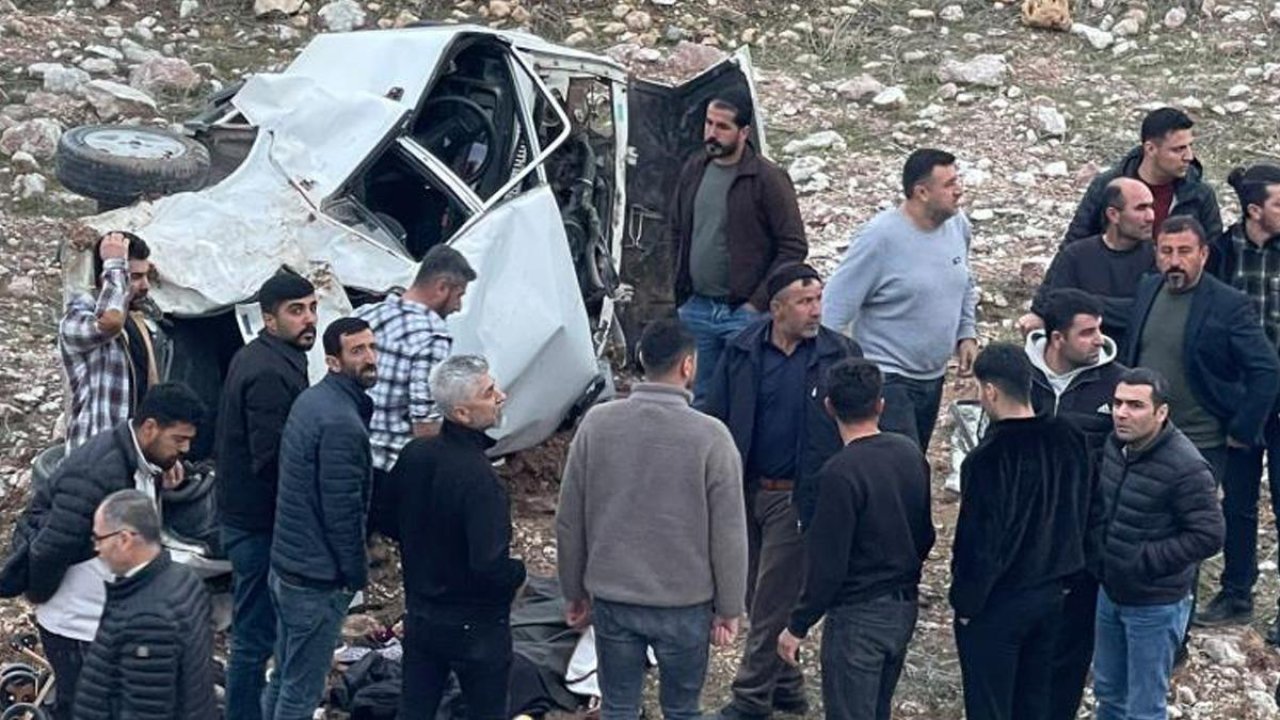 Devrilen otomobil hurdaya döndü: 3 ağır yaralı