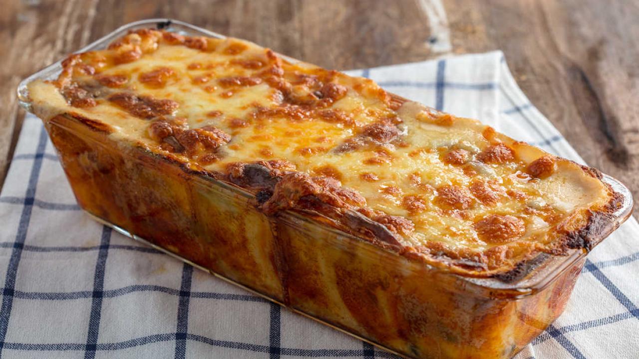 Dilim dilim servis edilen patatesli lazanya tarifi