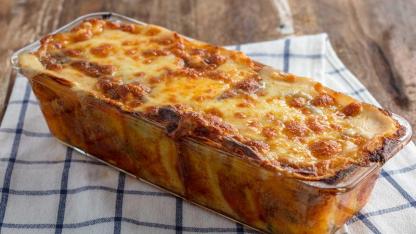 Dilim dilim servis edilen patatesli lazanya tarifi