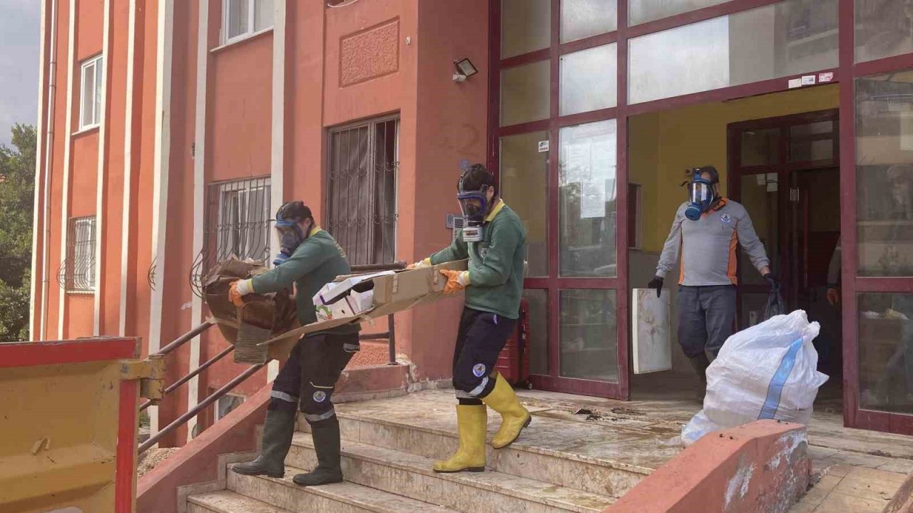 Ekipler gaz maskesiyle girdi! Evden 7 kamyonet çöp çıktı