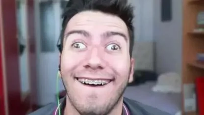 Enes Batur kaç yaşında?