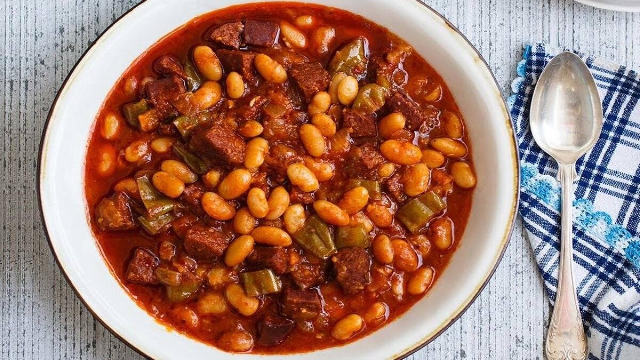 Evde kolay yapılan sucuklu kuru fasulye tarifi