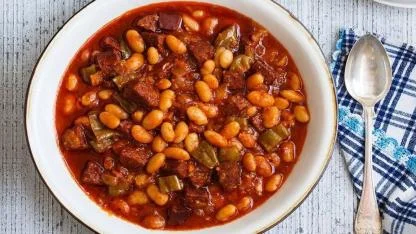 Evde kolay yapılan sucuklu kuru fasulye tarifi