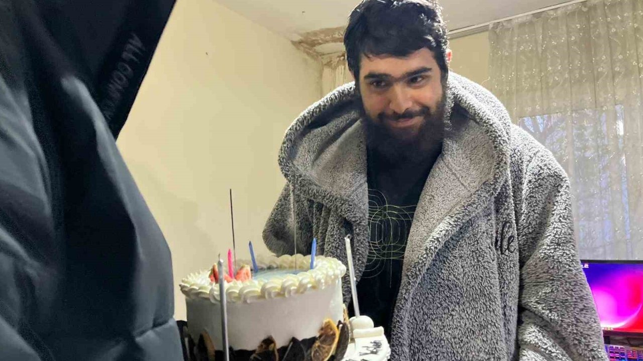 Evden çıkmayan telefon bağımlısı genç 25. yaşına bilgisayar başında girdi