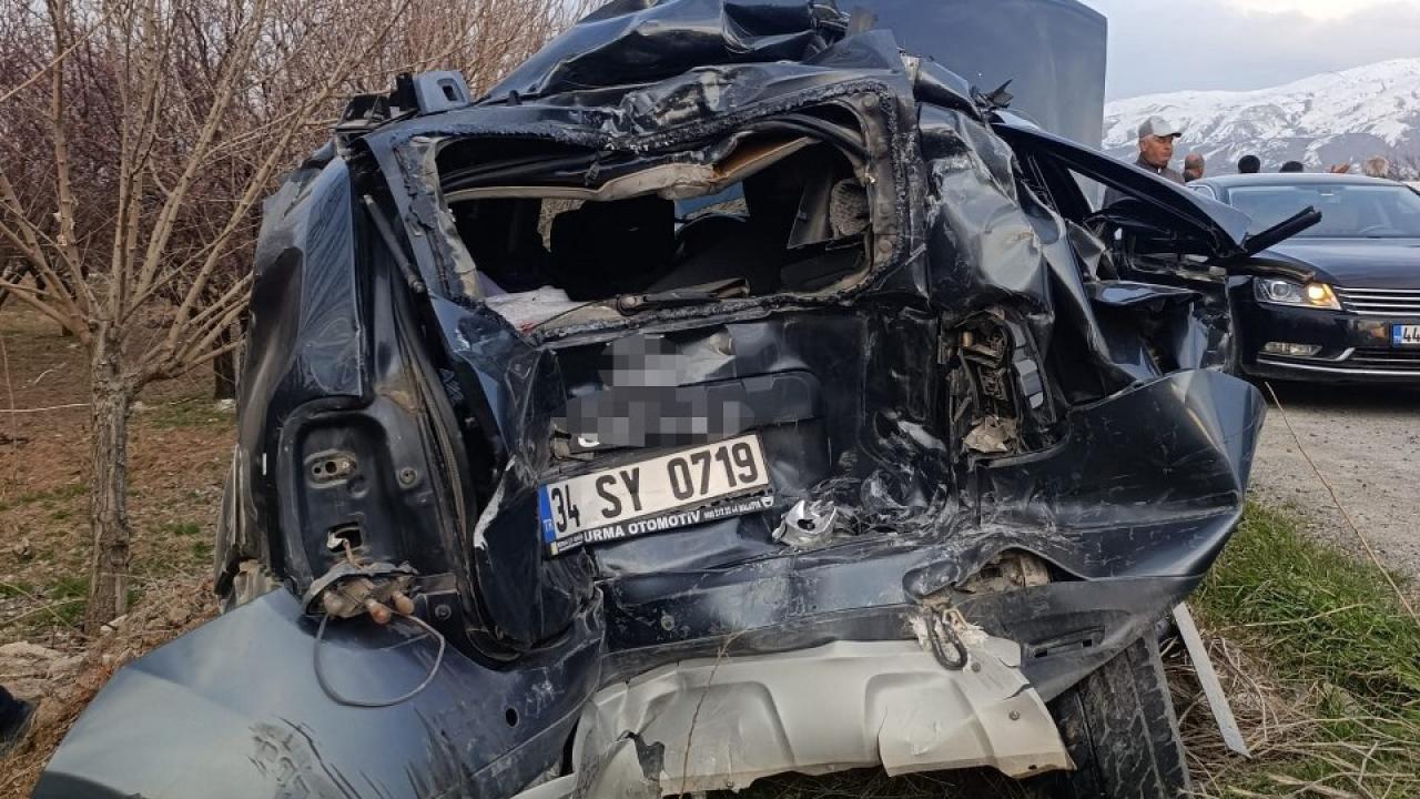 Feci kaza! Kontrolden çıkan kamyon hafif ticari araca çarptı: 1 ölü, 1 yaralı